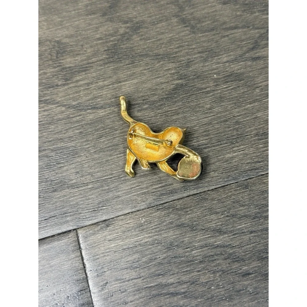 Vintage Gold Tone Cat Kitten Brooch Pin Playing with Black Cabochon Yarn Ball